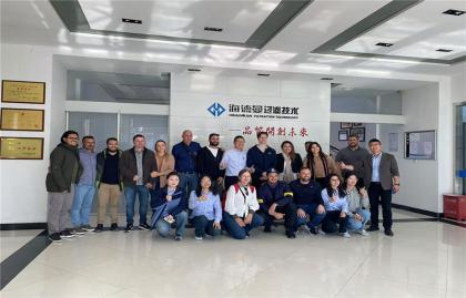 Los empleados de Headman defienden valientemente los activos de la empresa contra el tifón Bebinca.